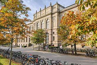 Das Altgebäude der TU Braunschweig im Herbst, Bildnachweis: Markus Hörster/TU Braunschweig