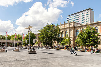 Universitätsplatz mit Altgebäude im Hintergrund, Bildnachweis: Markus Hörster/TU Braunschweig