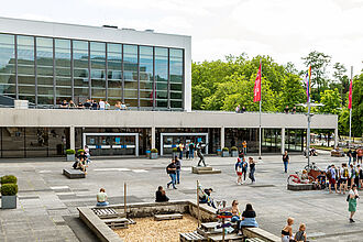 Universitätsplatz mit Audimax im Hintergrund, Bildnachweis: Kristina Rottig/TU Braunschweig